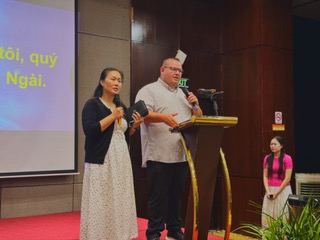 Dr. Shaun and Liên leading a session