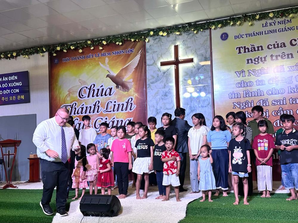 Dr. Shaun with children at the front of the church